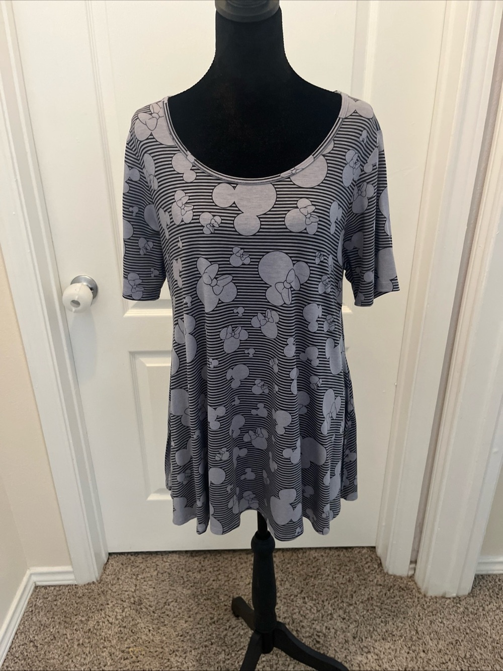 Minnie Mouse Disney LuLaRoe Gray Perfect Top Size M Excellent Condition